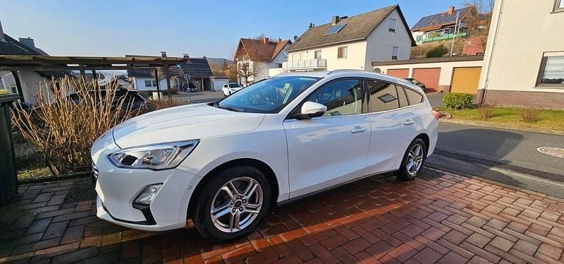 Gebraucht Ford Focus Cool & Connect 125 PS (91 kW) 2019 Weiß Limousine