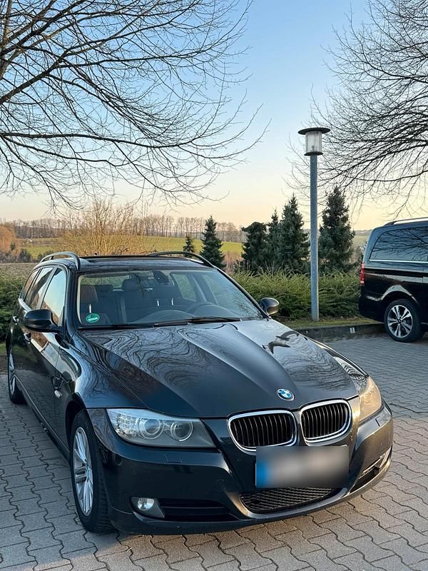 Gebraucht BMW 320 177 PS (130 kW) 2010 Schwarz Kombi