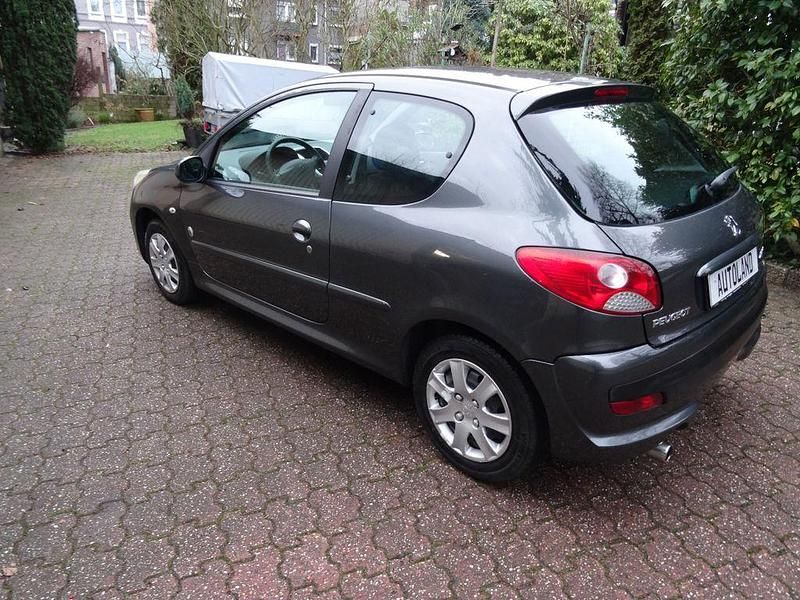 Gebraucht Peugeot 206 73 PS (53 kW) 2012 Grau Limousine