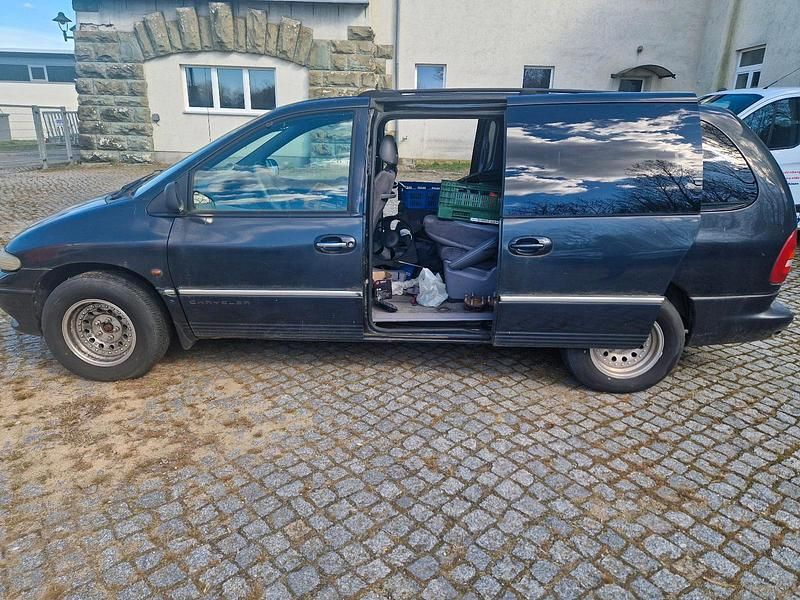 Schwarz Gebraucht 1999 Chrysler Voyager Van / Kleinbus | 800 € - Bild 1/4