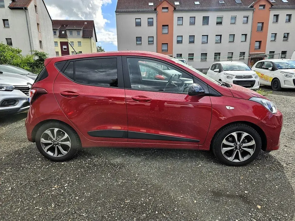 Gebraucht Hyundai i10 Passion Plus 67 PS (49 kW) 2019 Rot metallic Kleinwagen