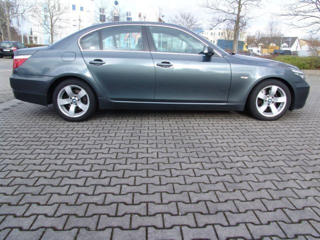 Gebraucht BMW 523 190 PS (139 kW) 2007 Grau metallic Limousine