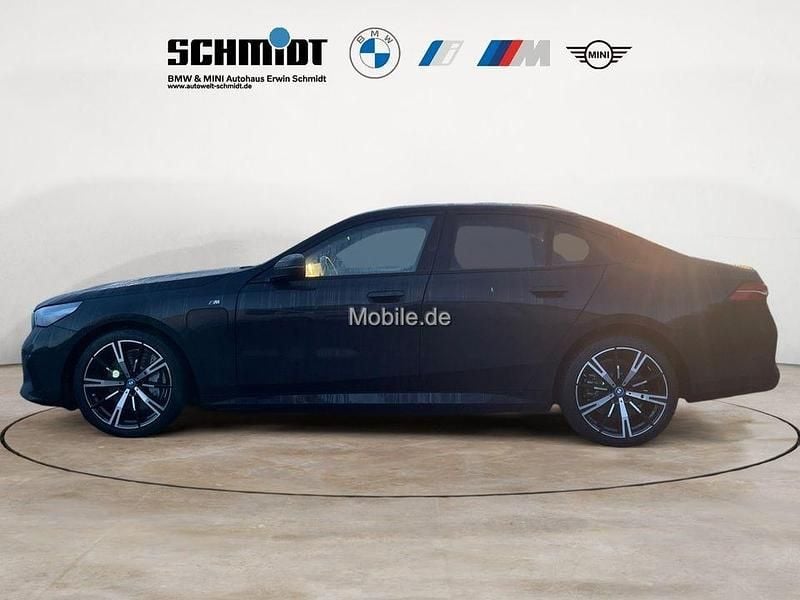 Gebraucht BMW 550e M Sport 489 PS (359 kW) 2024 Schwarz Limousine