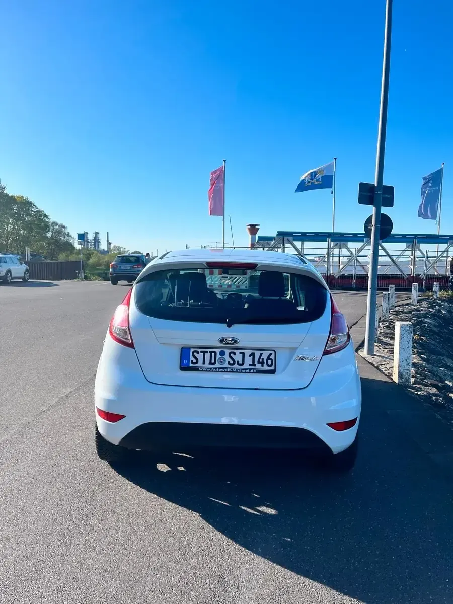Gebraucht Ford Fiesta 60 PS (44 kW) 2015 Weiß Kleinwagen