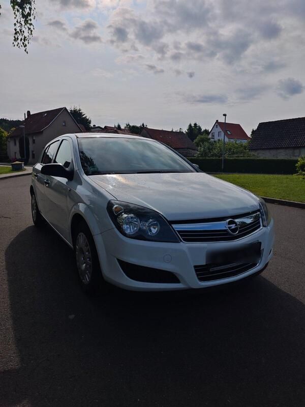 Weiß Gebraucht 2009 Opel Astra Limousine | 900 € (Superpreis) - Bild 1/4