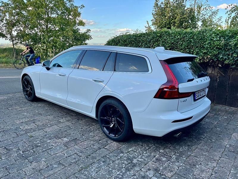 Weiß Gebraucht 2019 Volvo V60 Momentum Kombi | 28.000 € (Etwas zu teuer) - Bild 1/4