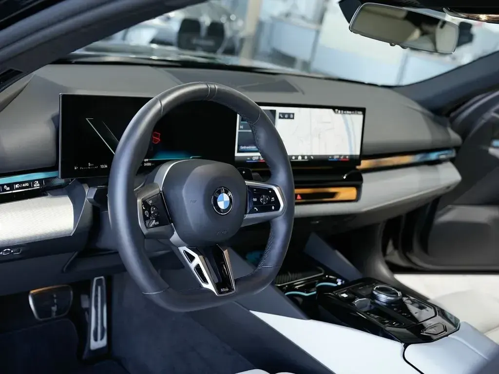 Gebraucht BMW 520 M Sport 197 PS (144 kW) 2026 Saphirschwarz Limousine