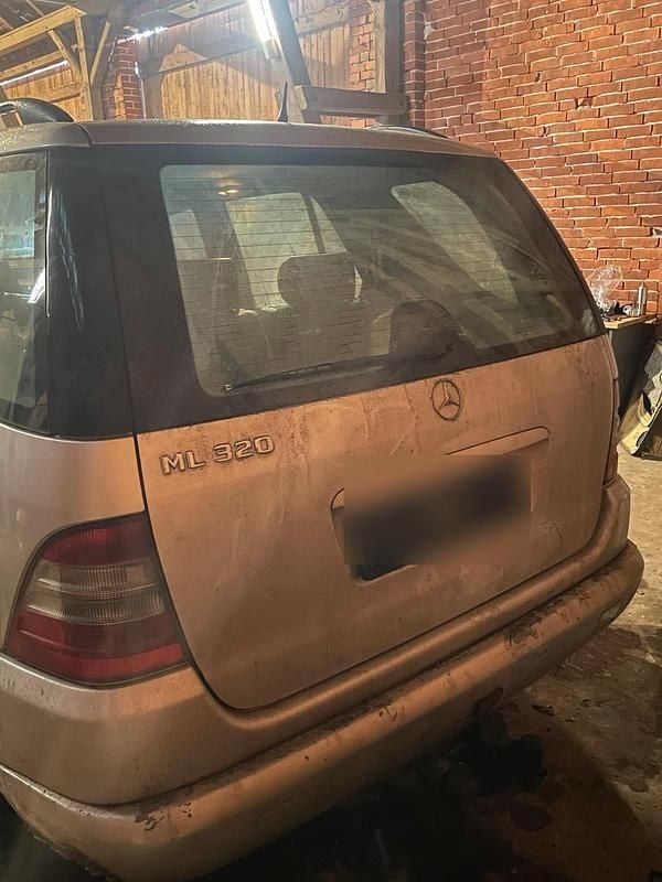 Gebraucht Mercedes ML320 218 PS (160 kW) 1999 Silber SUV