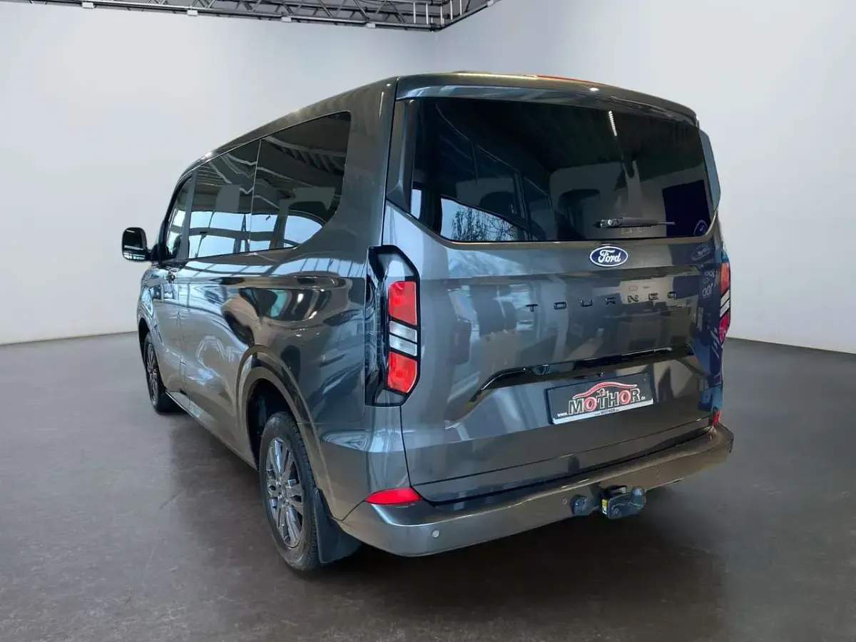 Gebraucht Ford Tourneo Titanium 150 PS (110 kW) 2024 Magneticgrau (metallic) Kombi