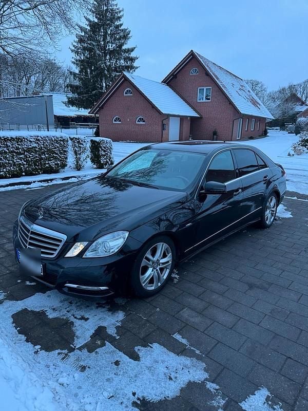 Schwarz Gebraucht 2011 Mercedes E200 Elegance Limousine | 8.999 € (Guter Preis) - Bild 1/4