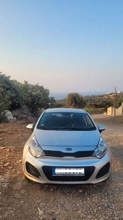 Silber Gebraucht 2013 Kia Rio Attract Limousine | 4.100 € (Guter Preis) - Bild 1/4