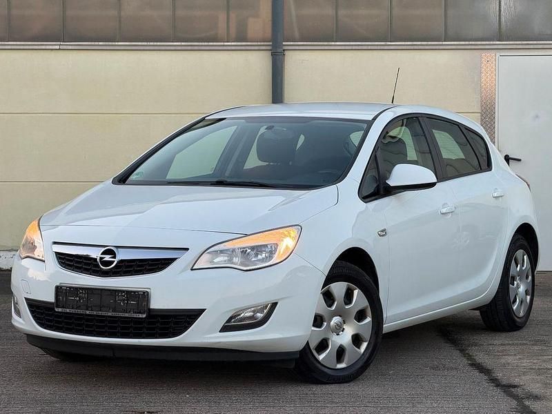 Weiß Gebraucht 2011 Opel Astra Limousine | 3.000 € (Fairer Preis) - Bild 1/4