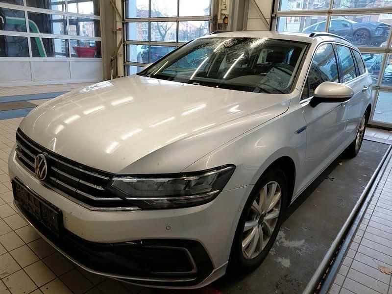 Silber Gebraucht 2020 VW Passat GTE Kombi | 15.989 € (Guter Preis) - Bild 1/4
