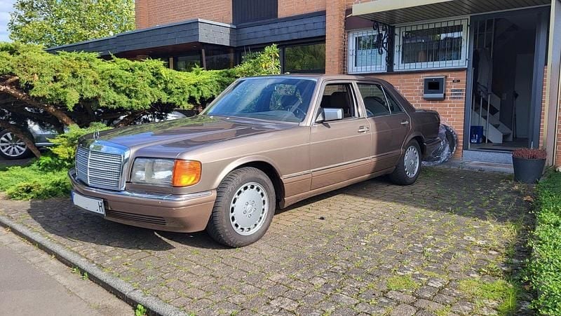 Braun Gebraucht 1990 Mercedes E500 Limousine | 14.000 € - Bild 1/4