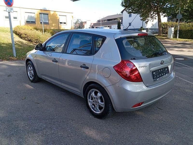 Grau Gebraucht 2009 Kia Ceed Attract Limousine | 3.300 € (Guter Preis) - Bild 1/4