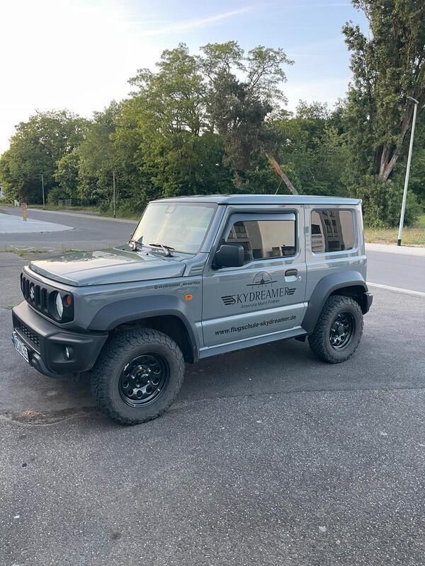 Grau Gebraucht 2023 Suzuki Jimny Comfort SUV | 27.599 € (Guter Preis) - Bild 1/4