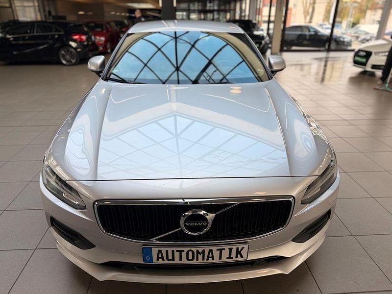 Gebraucht Volvo S90 Momentum 190 PS (139 kW) 2019 Bright silver metallic / metal Limousine