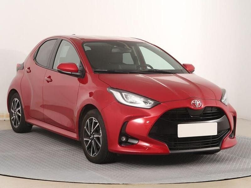 Emotional red 2 Gebraucht 2022 Toyota Yaris Comfort Limousine | 17.490 € (Fairer Preis) - Bild 1/4