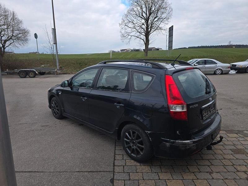 Gebraucht Hyundai i30 Style 116 PS (85 kW) 2010 Schwarz Kombi