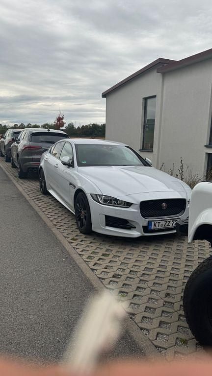 Weiß Gebraucht 2018 Jaguar XE R-Sport Limousine | 14.700 € (Fairer Preis) - Bild 1/4
