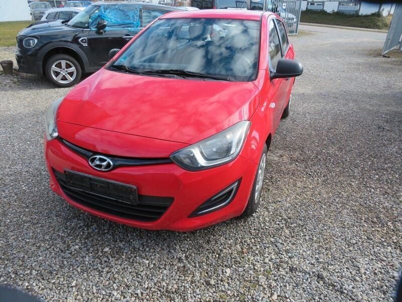 Gebraucht Hyundai i20 Edition 86 PS (63 kW) 2013 Electric red / sol Kleinwagen