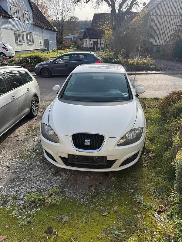 Weiß Gebraucht 2011 Seat Leon Limousine | 2.500 € (Superpreis) - Bild 1/4