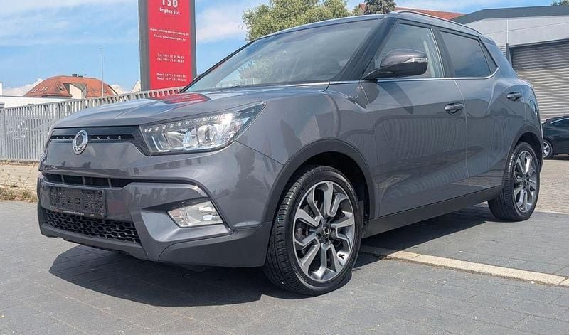 Grau Gebraucht 2015 Ssangyong (KGM) Tivoli Sapphire SUV | 5.990 € - Bild 1/4