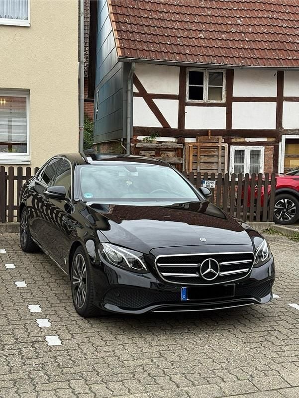 Schwarz Gebraucht 2019 Mercedes E220 Limousine | 22.500 € (Superpreis) - Bild 1/4