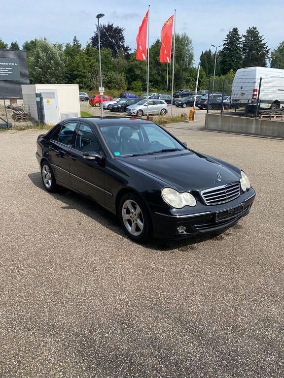 Schwarz Gebraucht 2004 Mercedes C200 Avantgarde Limousine | 4.500 € (Etwas zu teuer) - Bild 1/4