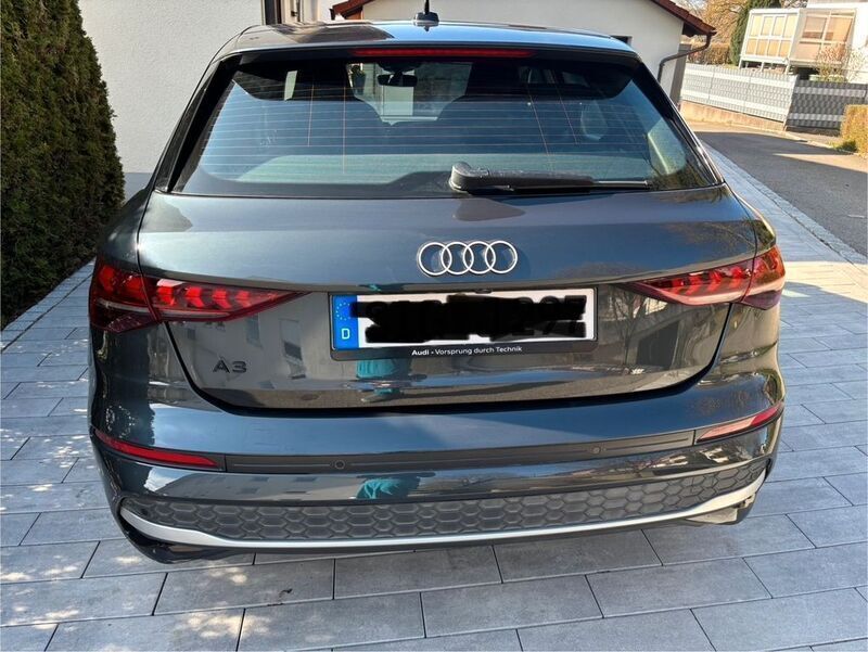 Grau Gebraucht 2024 Audi A3 Sportback Ambiente Limousine | 32.300 € (Guter Preis) - Bild 1/4