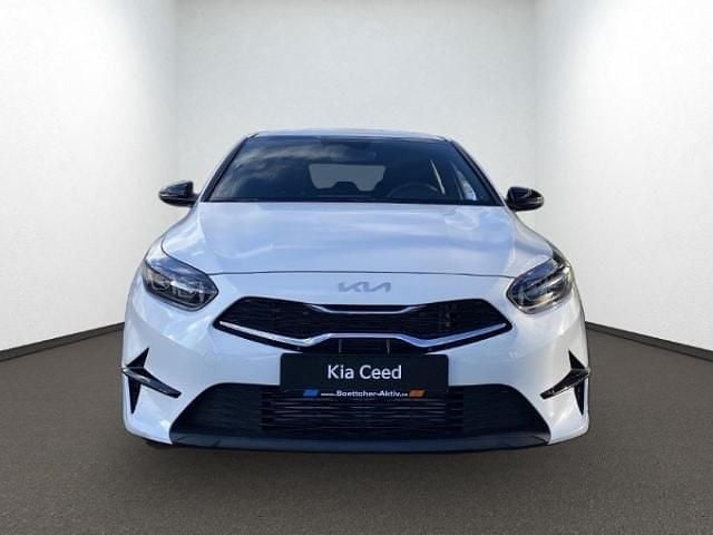 Neu Kia Ceed 101 PS (74 kW) 2025 Weiss Kleinwagen