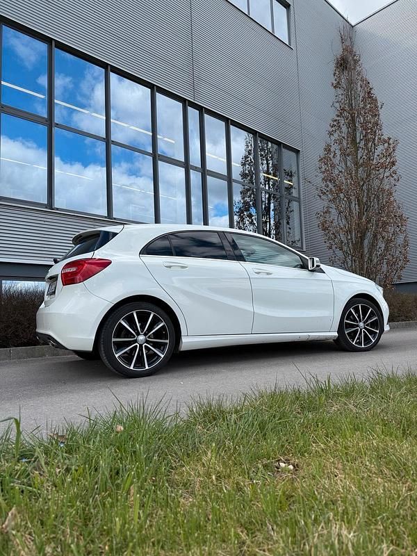 Gebraucht Mercedes A180 109 PS (80 kW) 2015 Weiß Kleinwagen