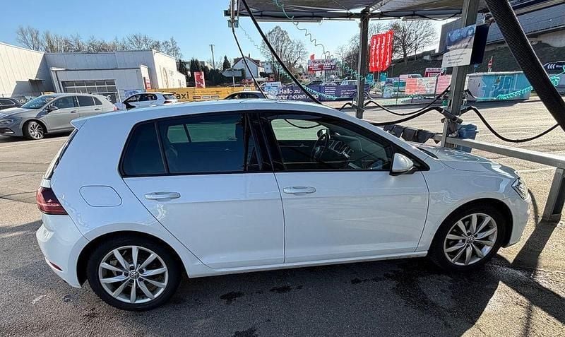 Gebraucht VW Golf VII Highline 150 PS (110 kW) 2019 Weiß Limousine