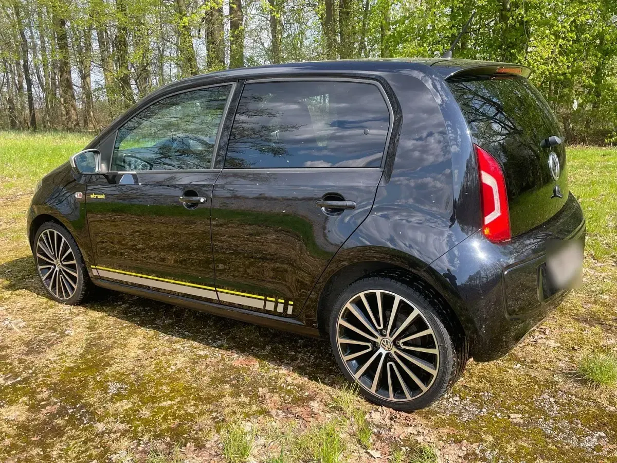 Second-hand VW up! 75 CP (55 kW) 2015 Negru Hatchback