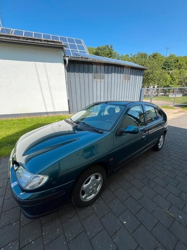 Grün Gebraucht 1997 Renault Mégane Limousine | 2.499 € (Etwas zu teuer) - Bild 1/4