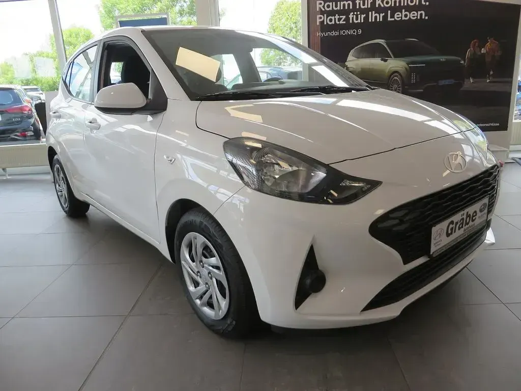 Gebraucht Hyundai i10 Select 63 PS (46 kW) 2024 Atlas white Kleinwagen