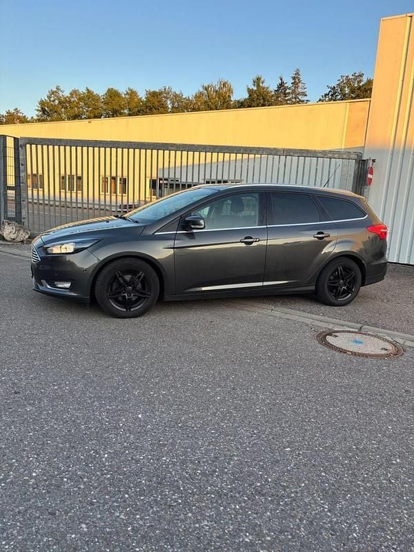 Gebraucht Ford Focus Titanium 125 PS (91 kW) 2015 Grau Kombi