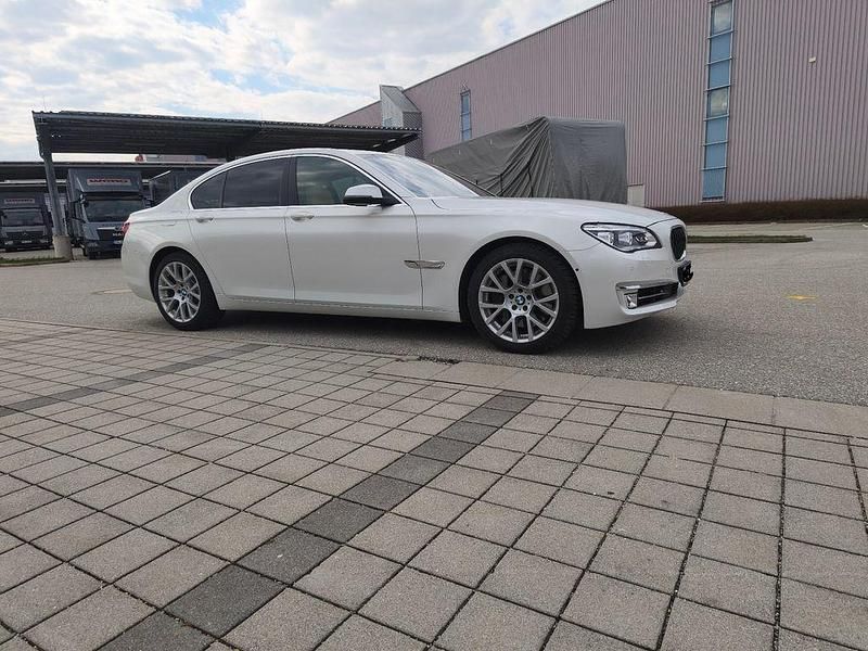 Gebraucht BMW 750 449 PS (330 kW) 2013 Weiß Limousine