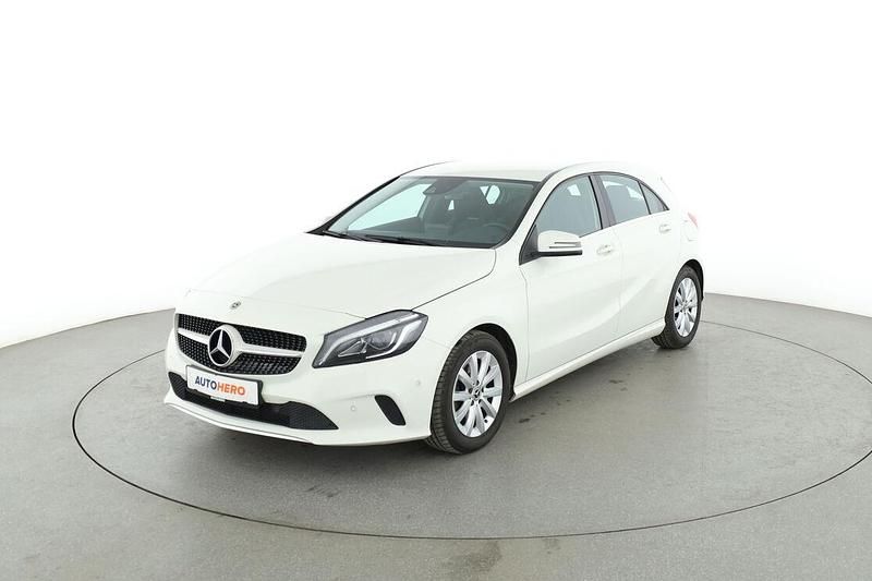 Weiß Gebraucht 2017 Mercedes A180 Style Limousine | 15.730 € (Fairer Preis) - Bild 1/3