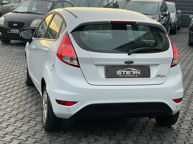Gebraucht Ford Fiesta 75 PS (55 kW) 2015 Weiß Limousine