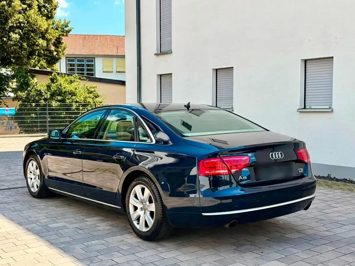 Gebraucht Audi A8 371 PS (272 kW) 2011 Blau Limousine