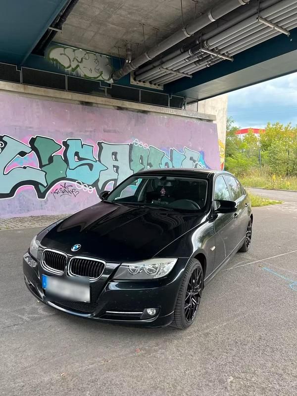Gebraucht BMW 318 143 PS (105 kW) 2011 Schwarz Limousine