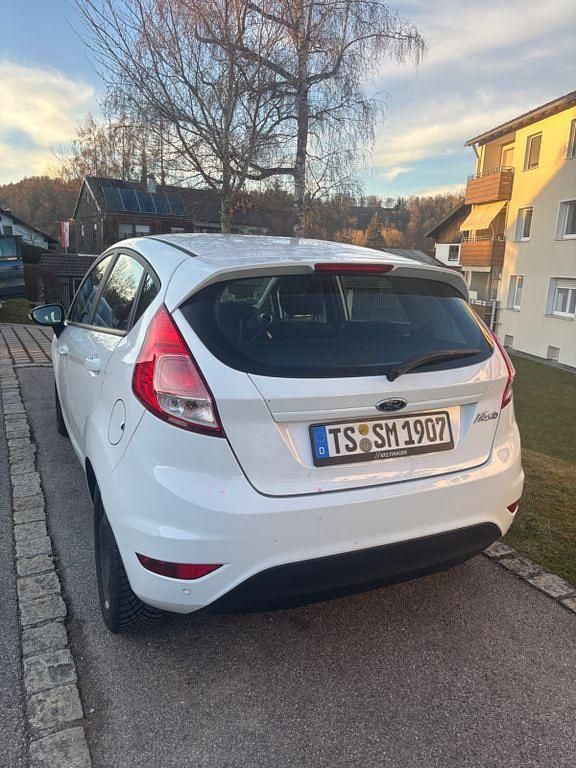 Gebraucht Ford Fiesta Celebration 82 PS (60 kW) 2016 Weiß Limousine