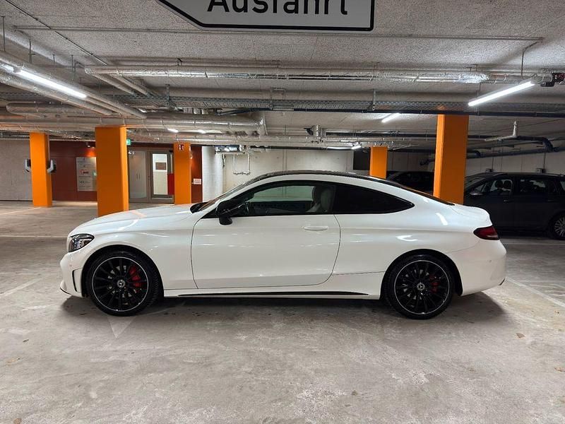 Weiß Gebraucht 2019 Mercedes C200 AMG line Coupé | 29.890 € (Etwas zu teuer) - Bild 1/4