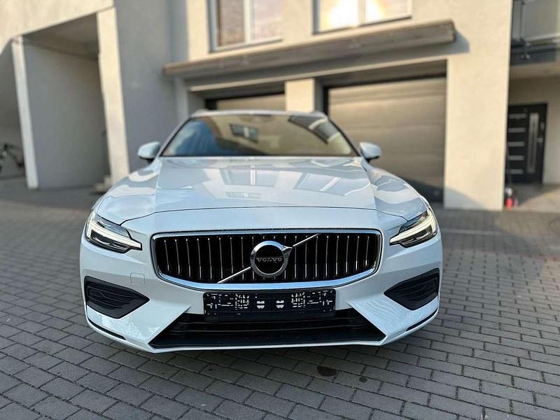 Gebraucht Volvo V60 Momentum 190 PS (139 kW) 2020 Weiß Kombi