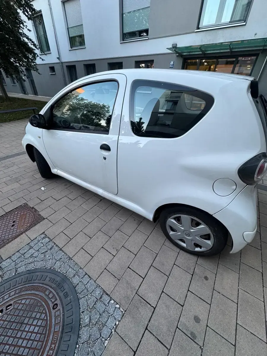 Gebraucht Toyota Aygo 68 PS (50 kW) 2009 Weiß Kleinwagen