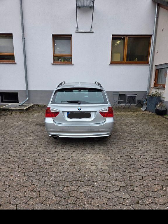 Gebraucht BMW 320 150 PS (110 kW) 2007 Grau Kombi
