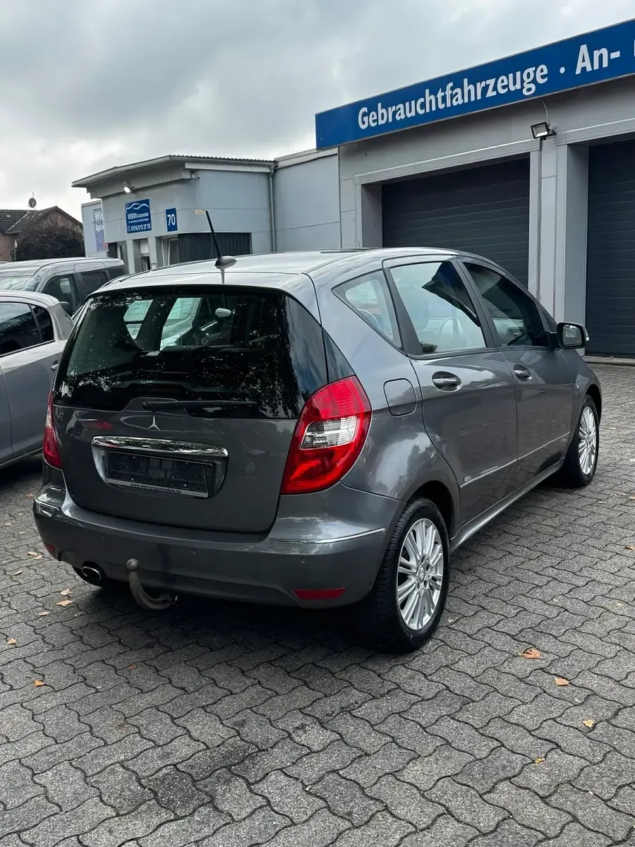 Gebraucht Mercedes A180 109 PS (80 kW) 2011 Silber Kleinwagen