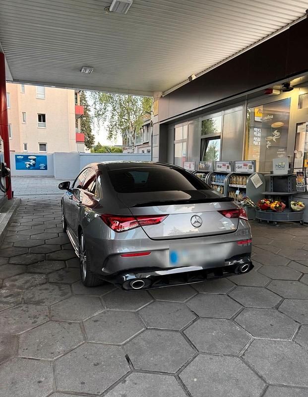 Grau Gebraucht 2021 Mercedes CLA200 AMG line Limousine | 32.000 € (Teuer) - Bild 1/4
