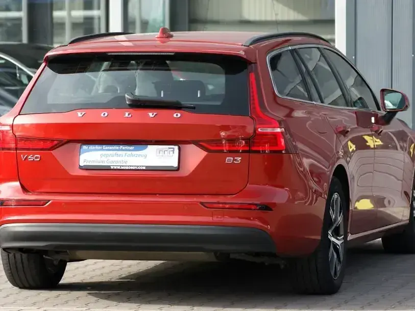 Gebraucht Volvo V60 Core 250 PS (183 kW) 2022 Fusion red metallic Kombi